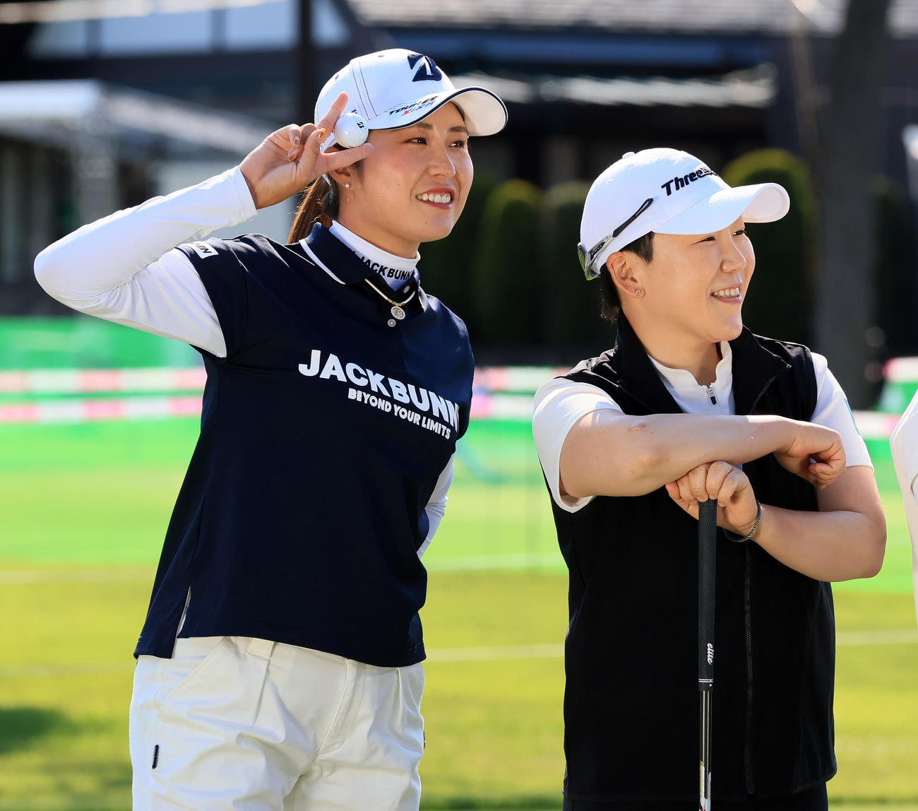 「JLPGA　ブライトナー」選出の記念撮影後、ポーズを決める大里（左）。右は申ジエ（撮影・浅見桂子）