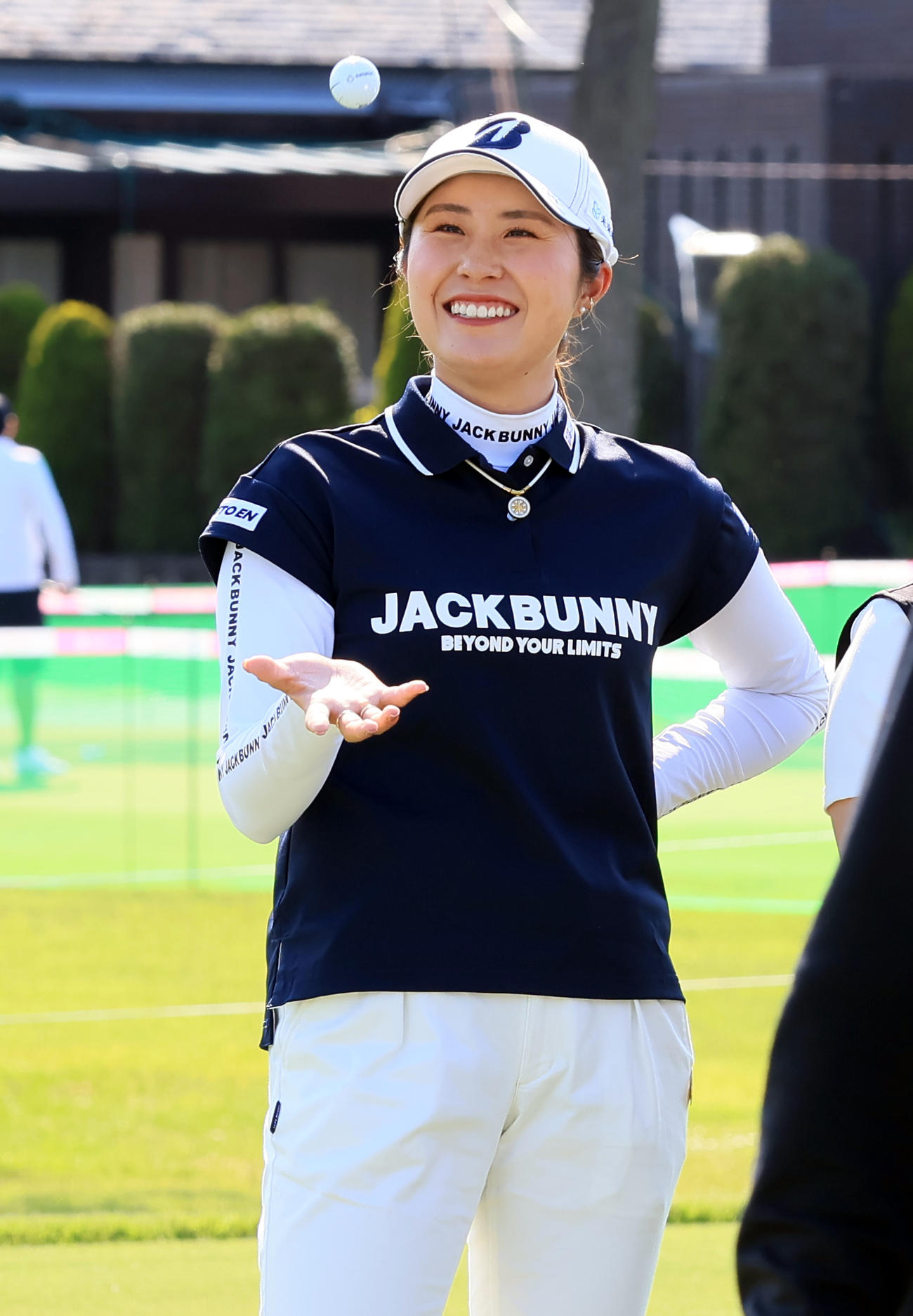 「JLPGA　ブライトナー」選出の記念撮影前、笑顔でボールをぽんぽんする大里（撮影・浅見桂子）