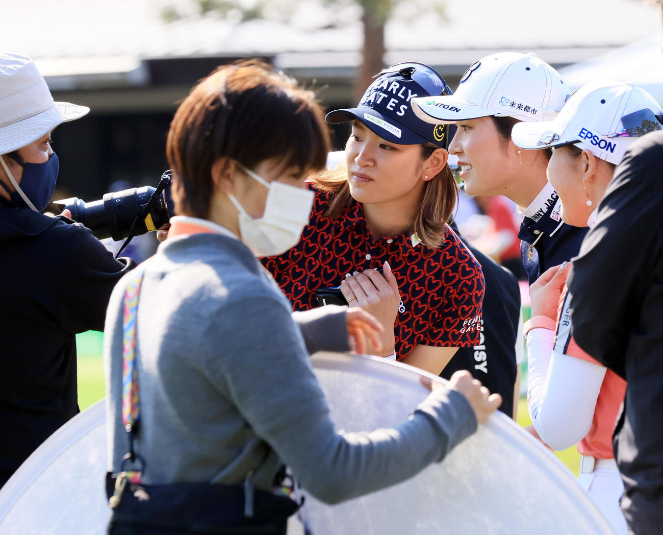 「JLPGA　ブライトナー」選出の記念撮影後、カメラをのぞき込む原（中央）ら（撮影・浅見桂子）