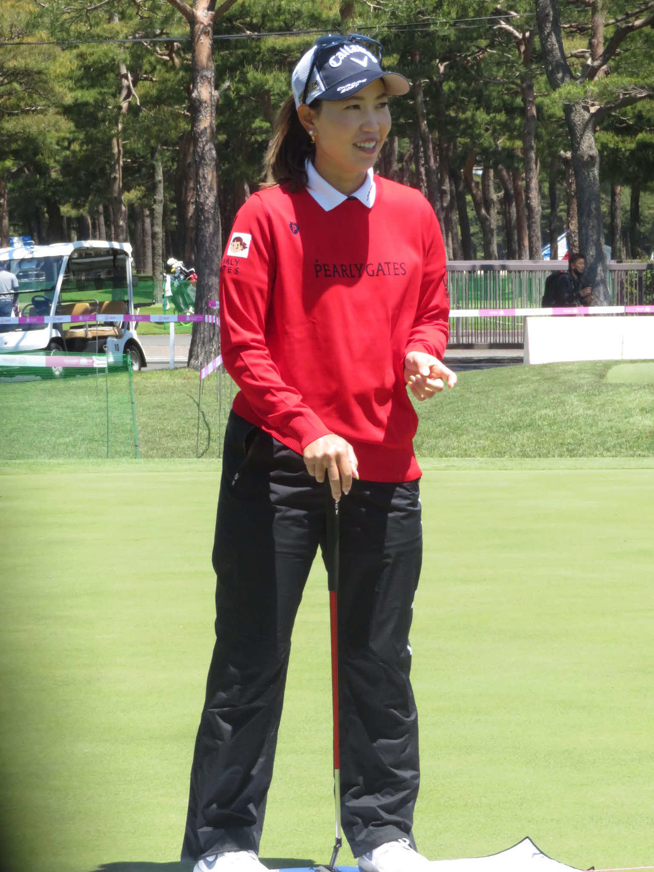 パッティング練習の合間に笑顔を見せる上田桃子