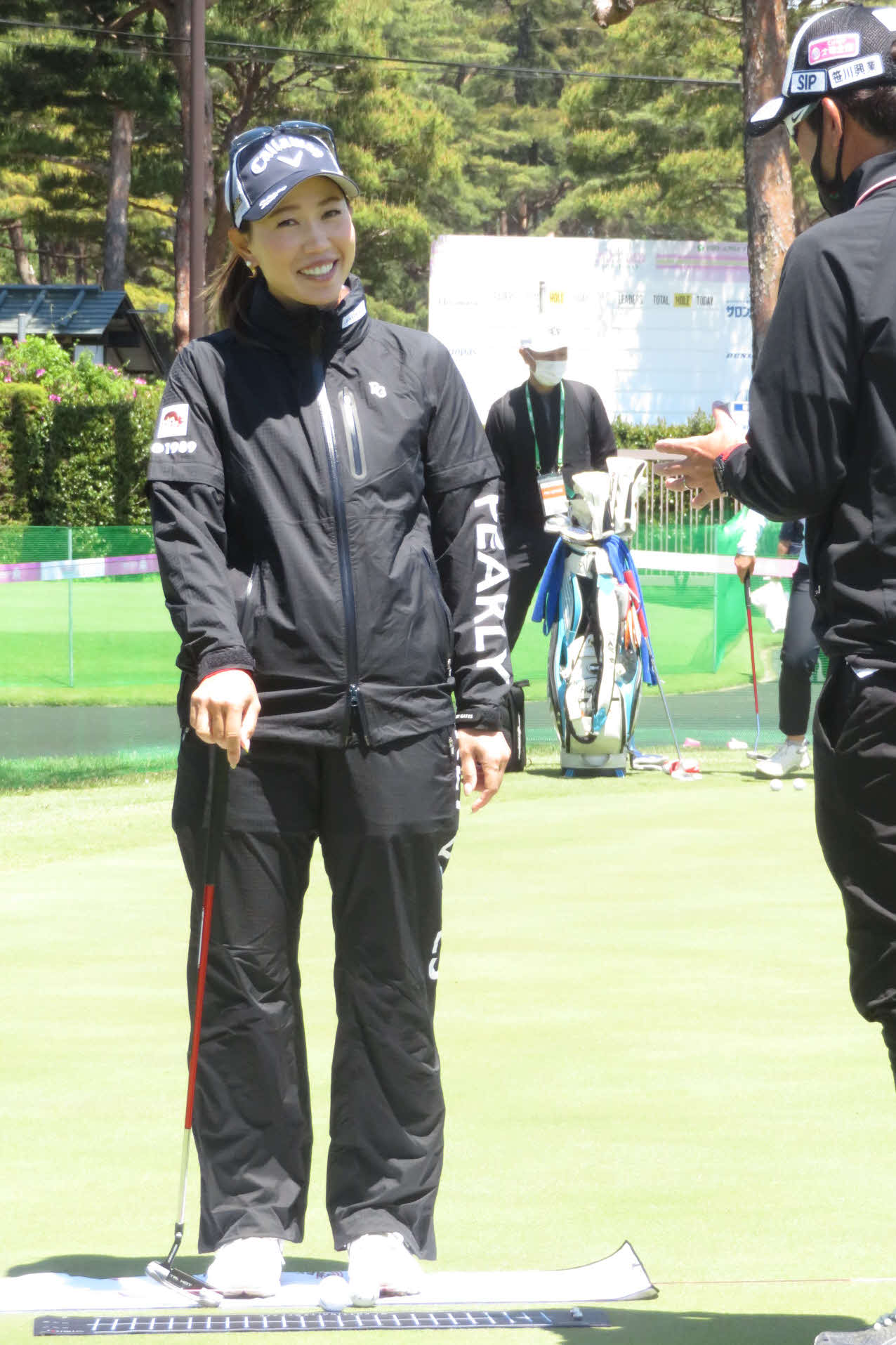 パッティング練習の合間に笑顔を見せる上田桃子