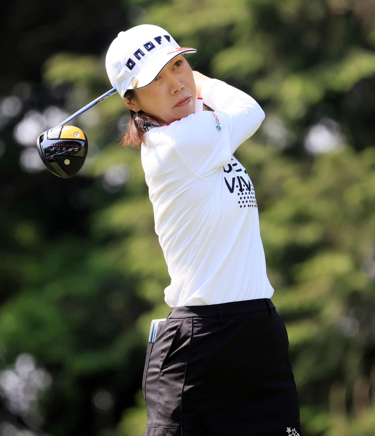 4番、ティーショットを放つ李知姫（撮影・浅見桂子）