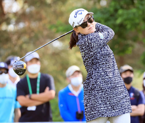 2番、ティーショットを放つ横峯（撮影・浅見桂子）