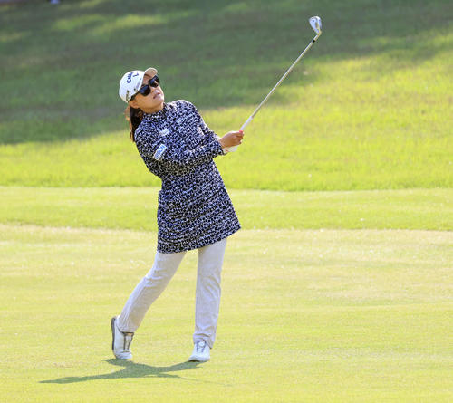 2番、第2打を放つ横峯（撮影・浅見桂子）