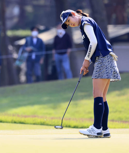 2番、パットを放つ高木（撮影・浅見桂子）