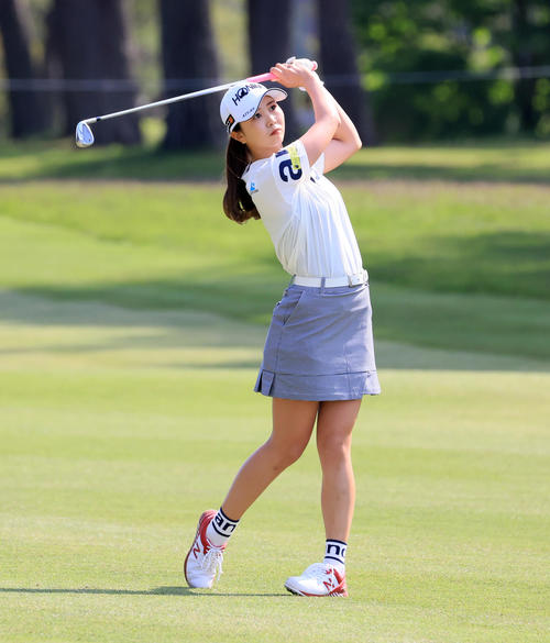 3番、第2打を放つ金沢（撮影・浅見桂子）