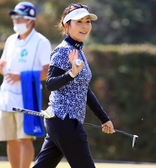 3番、バーディーを決め手を振る青木（撮影・浅見桂子）