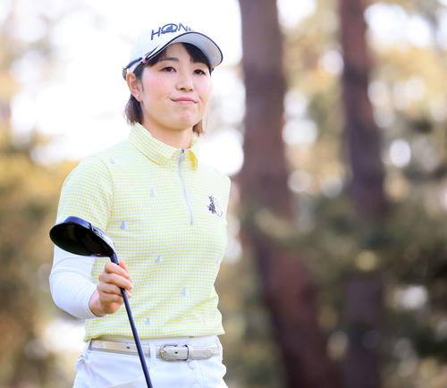2番、ティーショットを放ち歩き出す蛭田（撮影・浅見桂子）