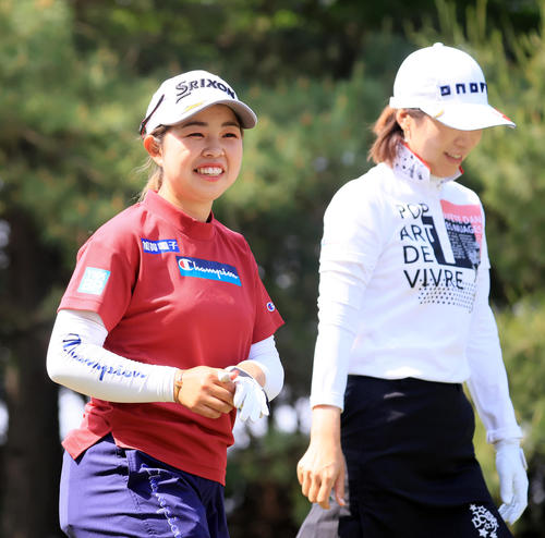 4番、ティーショットを放ち笑顔で歩き出す山下（撮影・浅見桂子）