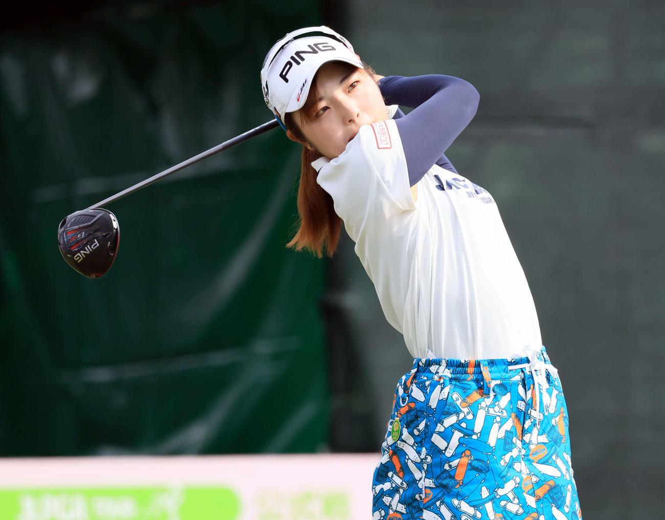 1番、ティーショットを放つ佐久間（撮影・浅見桂子）