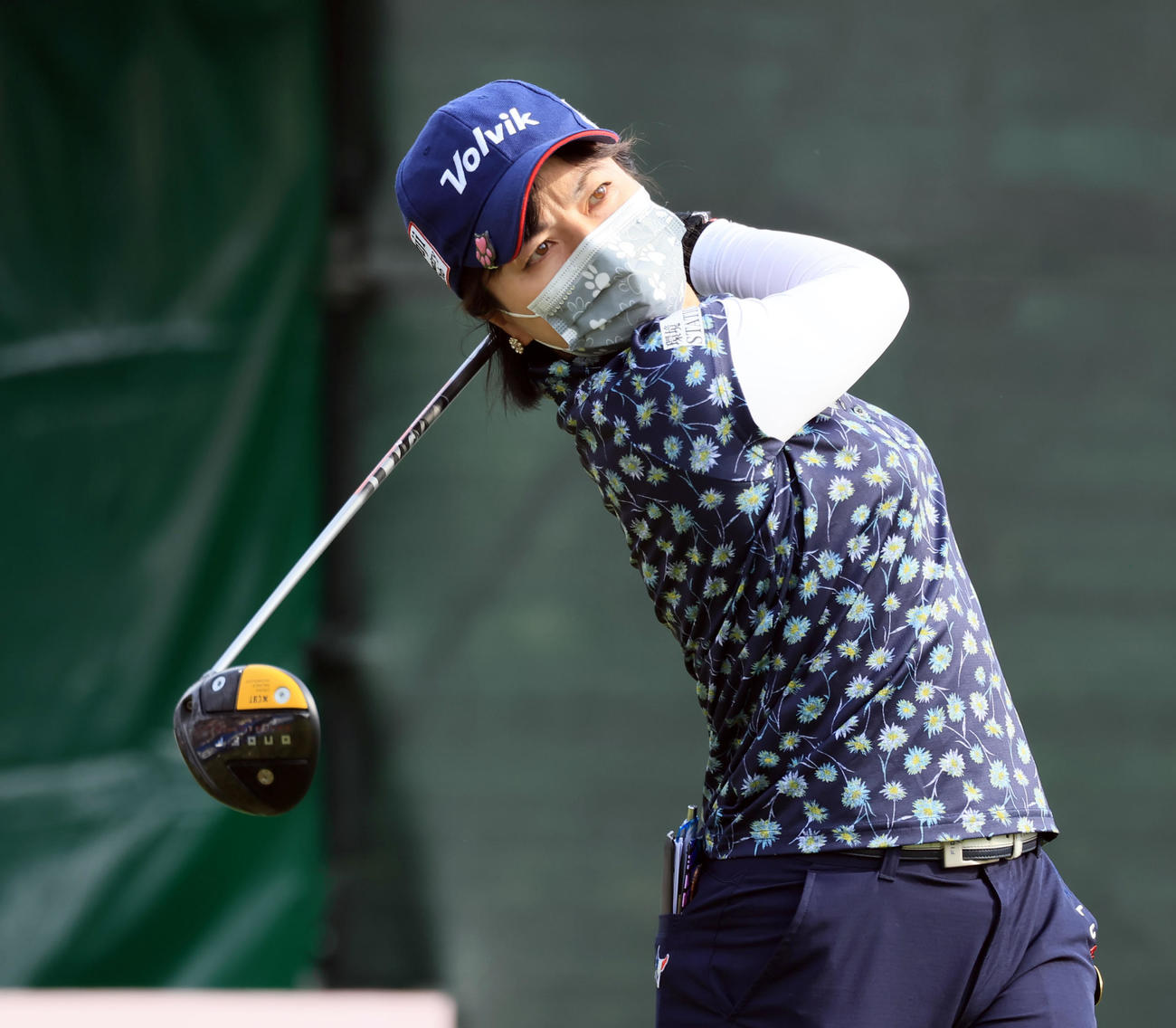 1番、ティーショットを放つ下川（撮影・浅見桂子）