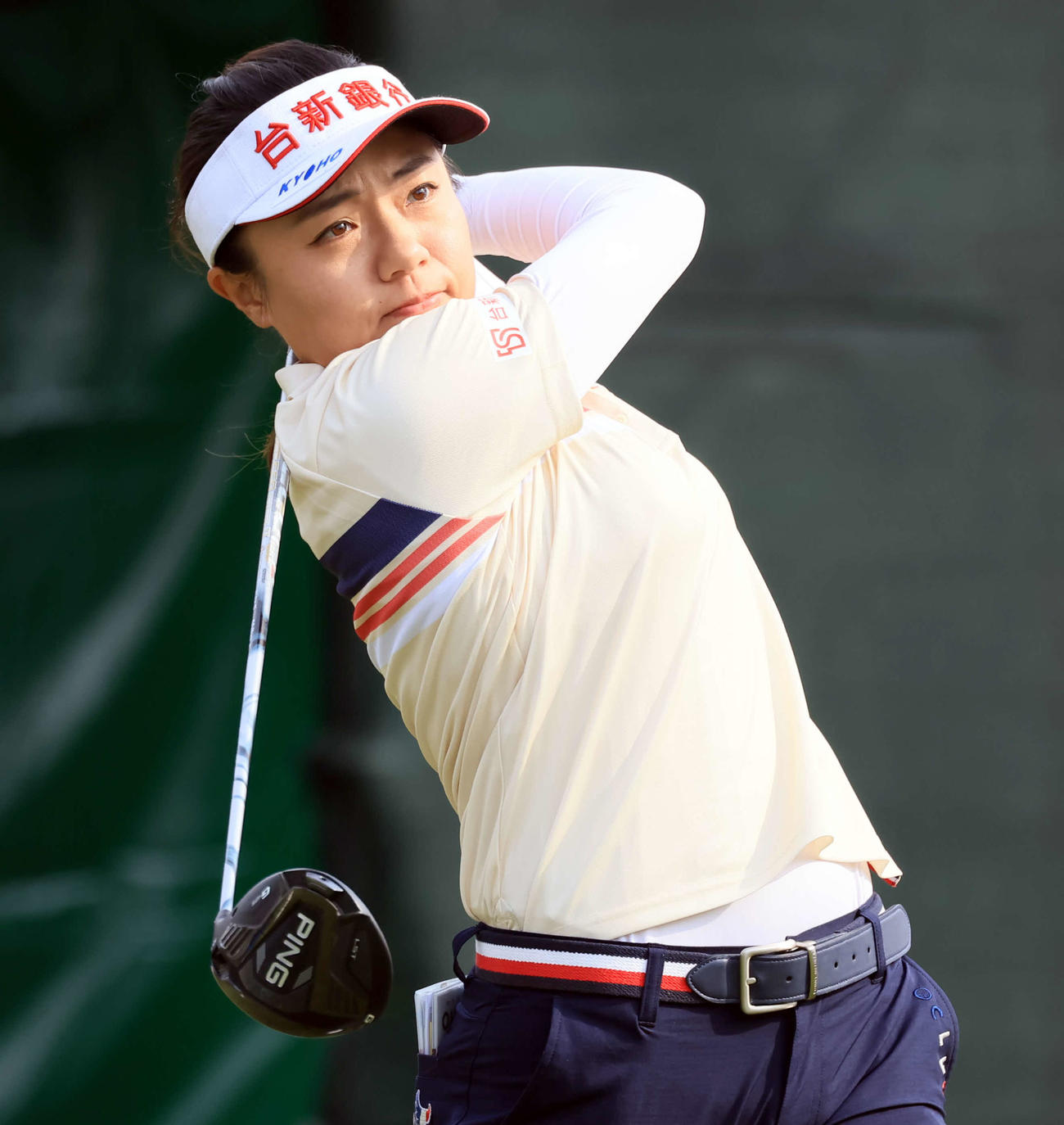 1番、ティーショットを放つサイ・ペイイン（撮影・浅見桂子）