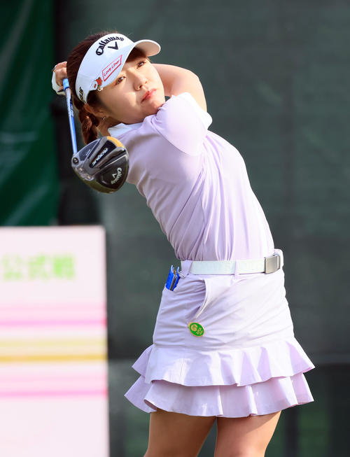 1番、ティーショットを放つ広田（撮影・浅見桂子）