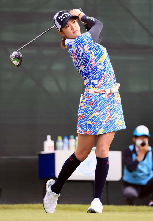 1番、ティーショットを放つ原（撮影・浅見桂子）