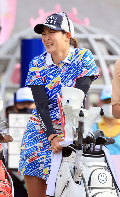 1番、ティーで笑顔を見せる原（撮影・浅見桂子）