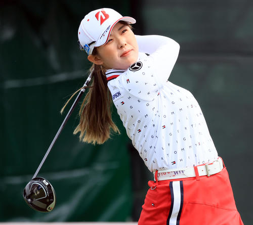 1番、ティーショットを放つ吉田（撮影・浅見桂子）