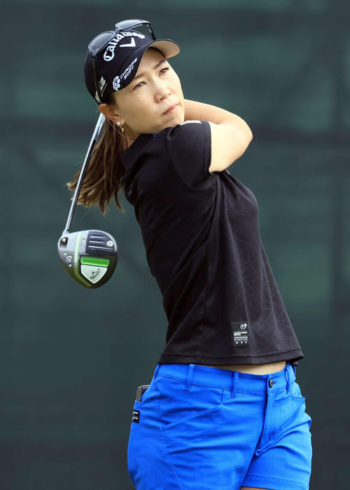 1番、ティーショットを放つ上田（撮影・浅見桂子）