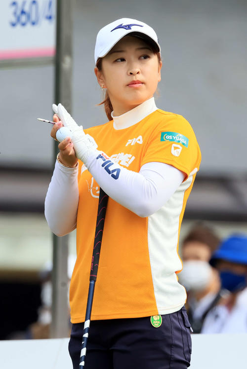 1番、ティーで拍手する西郷（撮影・浅見桂子）