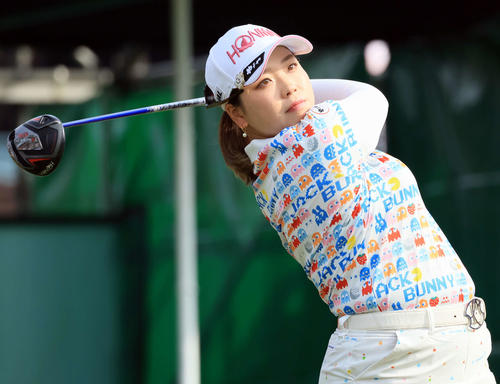 1番、ティーショットを放つ後藤（撮影・浅見桂子）