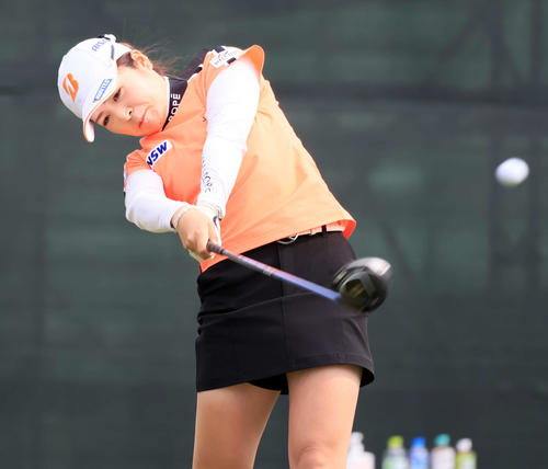 1番、ティーショットを放つ三ケ島（撮影・浅見桂子）