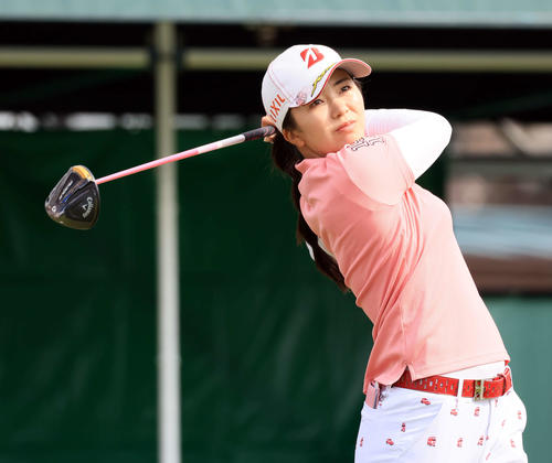 1番、ティーショットを放つ堀（撮影・浅見桂子）