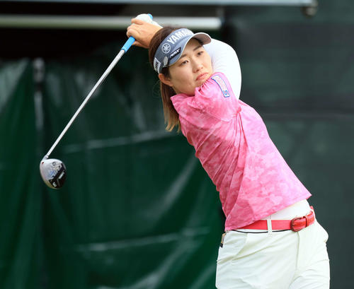 1番、ティーショットを放つ植竹（撮影・浅見桂子）