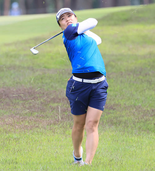 17番、第2打を放つ永峰（撮影・浅見桂子）