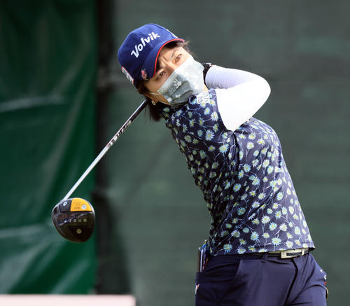 1番、ティーショットを放つ下川（撮影・浅見桂子）