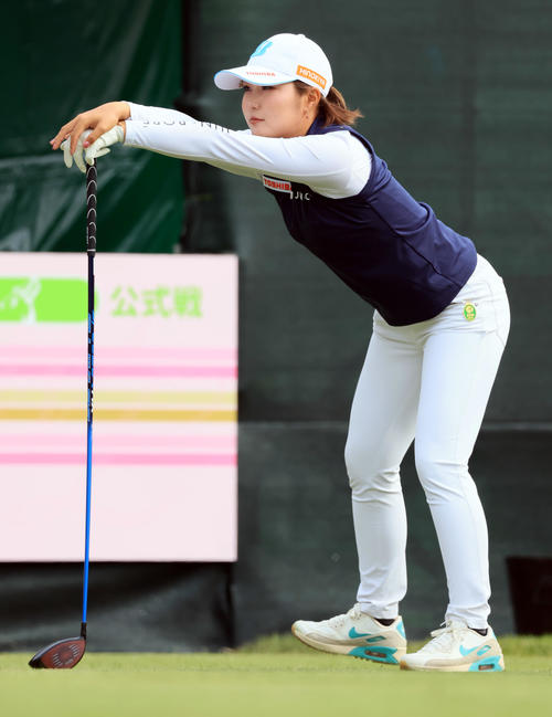 1番、ティーでストレッチする高橋（撮影・浅見桂子）