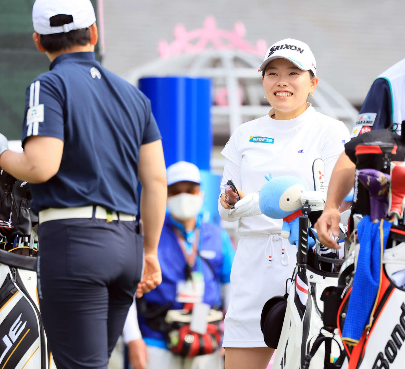 1番、ティーで笑顔の勝（撮影・浅見桂子）