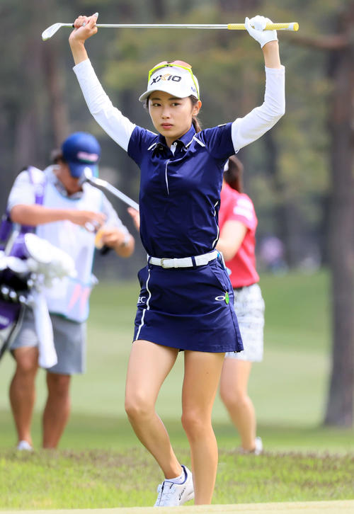 2番、ストレッチしながらグリーンに向かう安田（撮影・浅見桂子）