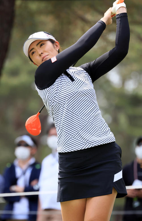 16番、ティーショットを放つ渡辺彩香（撮影・浅見桂子）