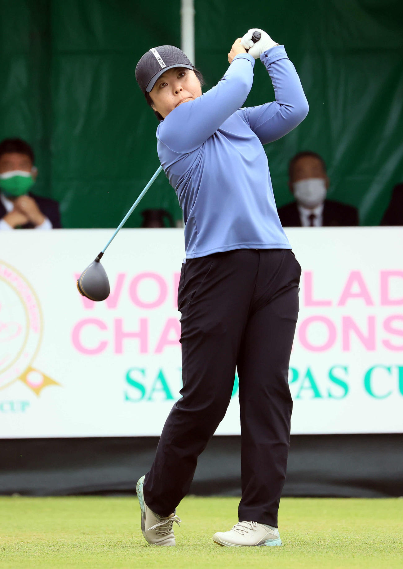 1番、ティーショットを放つ不動（撮影・浅見桂子）