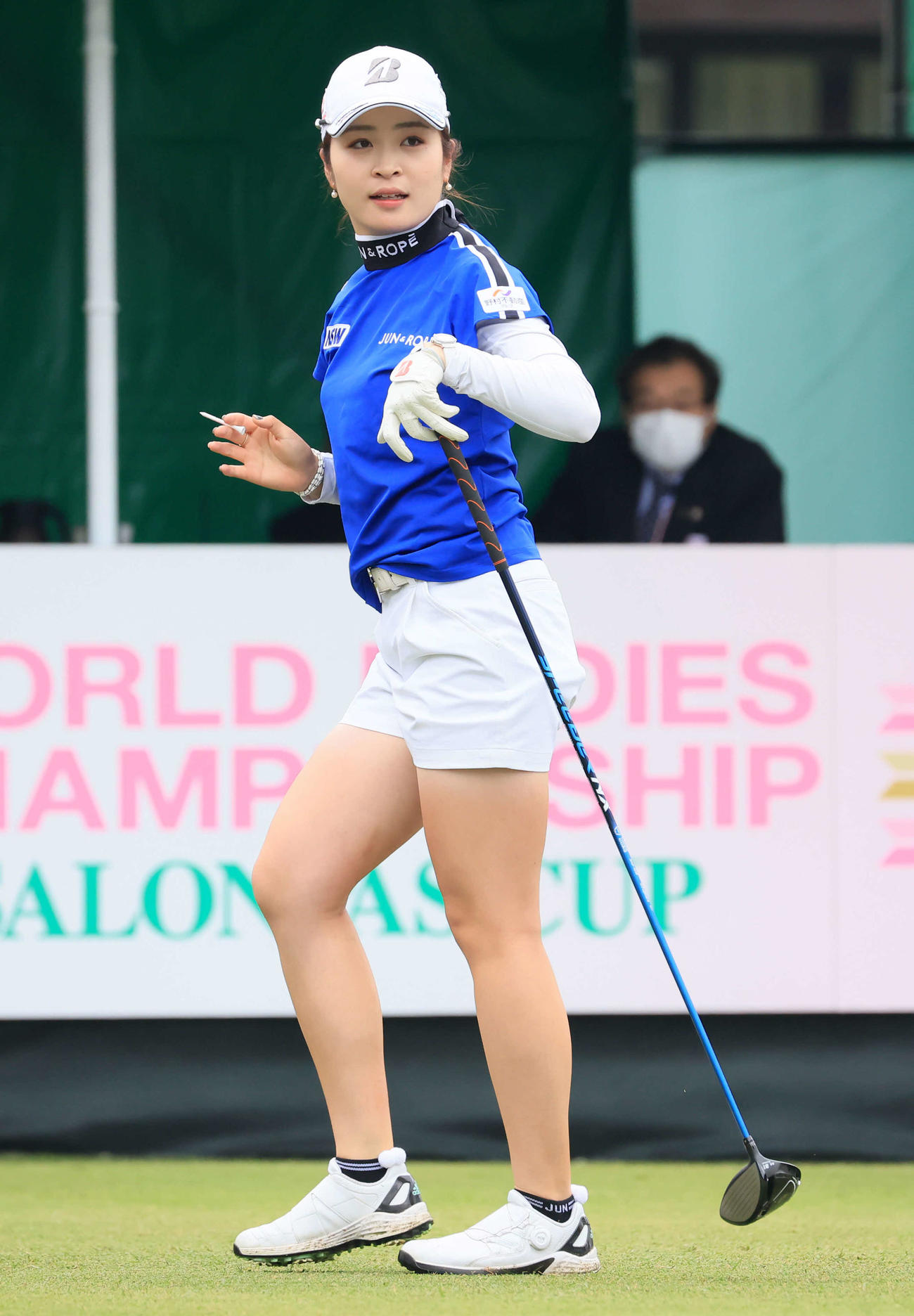 1番、ティーショットを放ち声援に手を上げる三ケ島（撮影・浅見桂子）