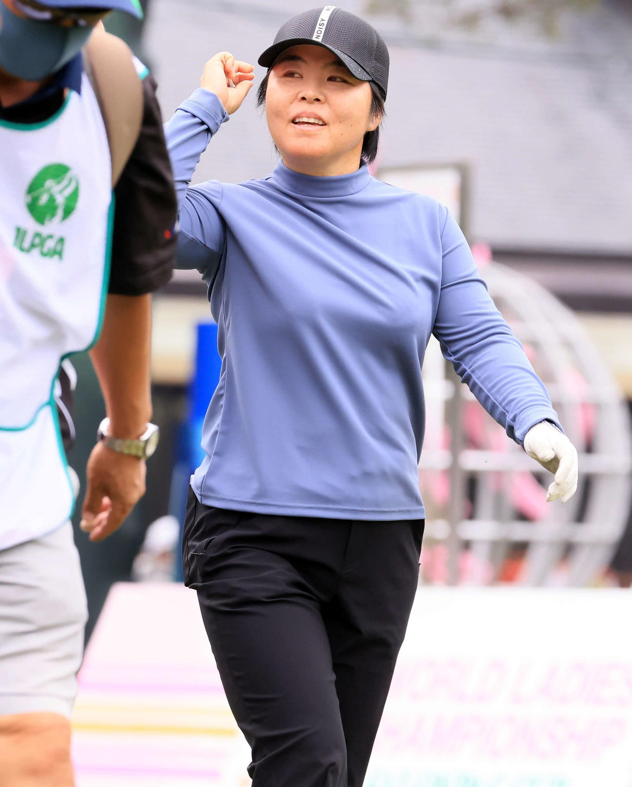 1番、ティーショットを放ち笑顔で歩き出す不動（撮影・浅見桂子）