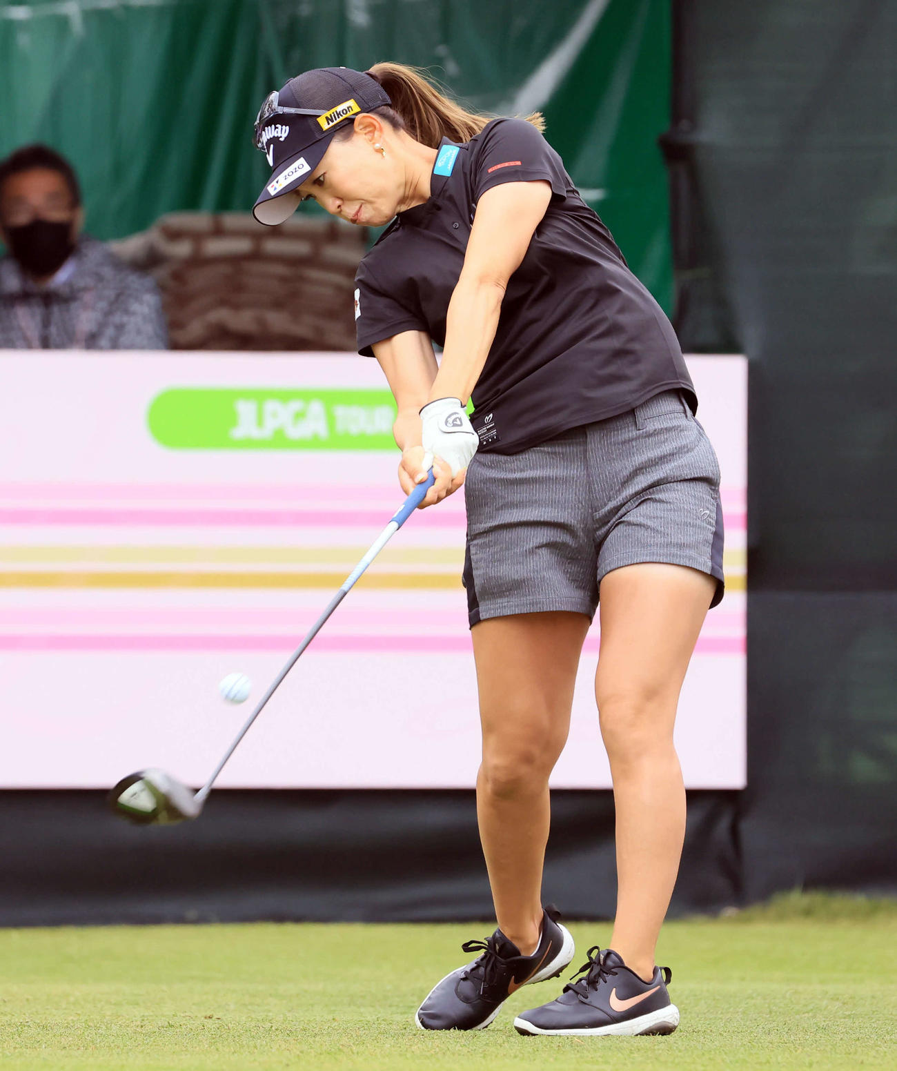 1番、ティーショットを放つ上田（撮影・浅見桂子）