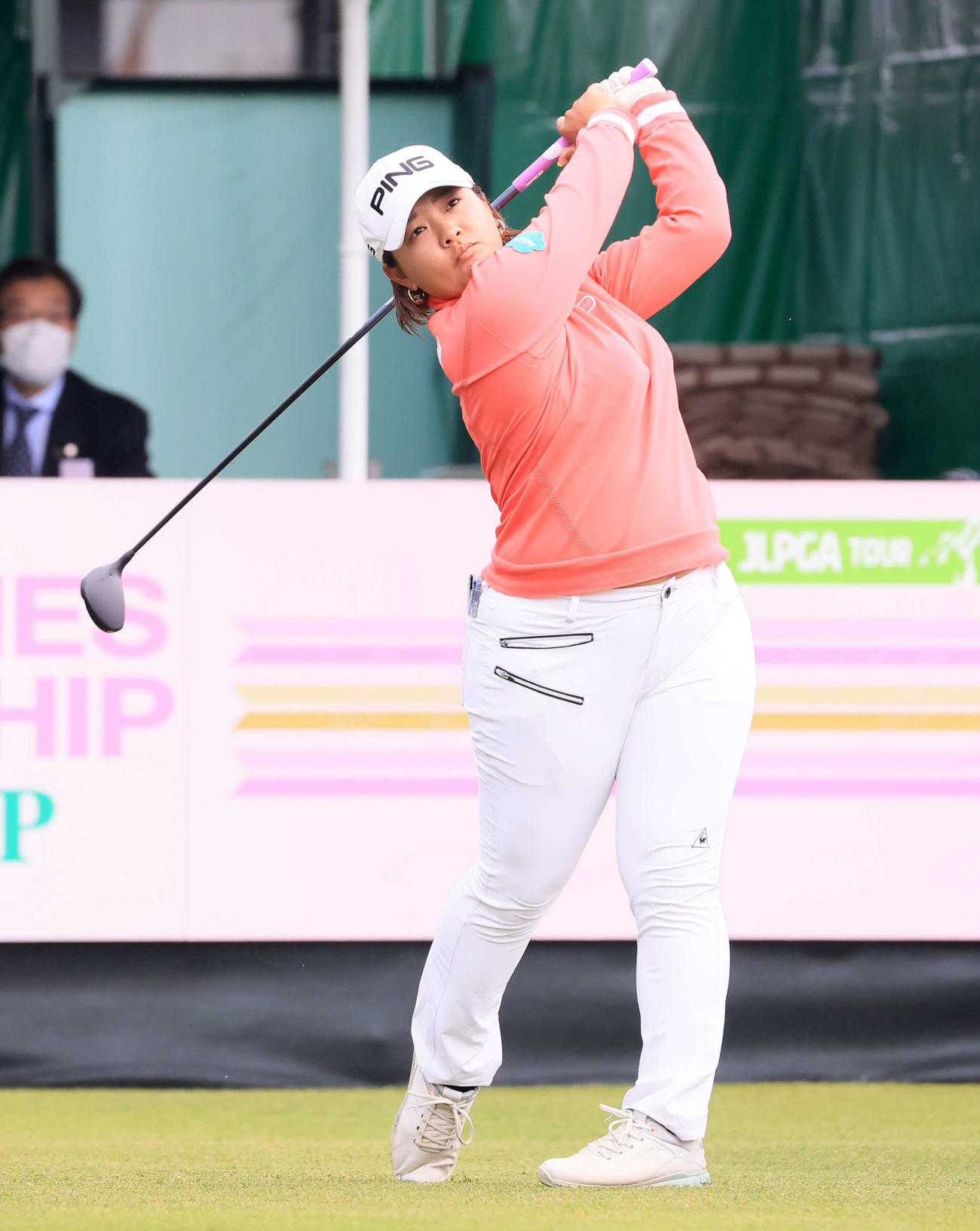 1番、ティーショットを放つ鈴木（撮影・浅見桂子）
