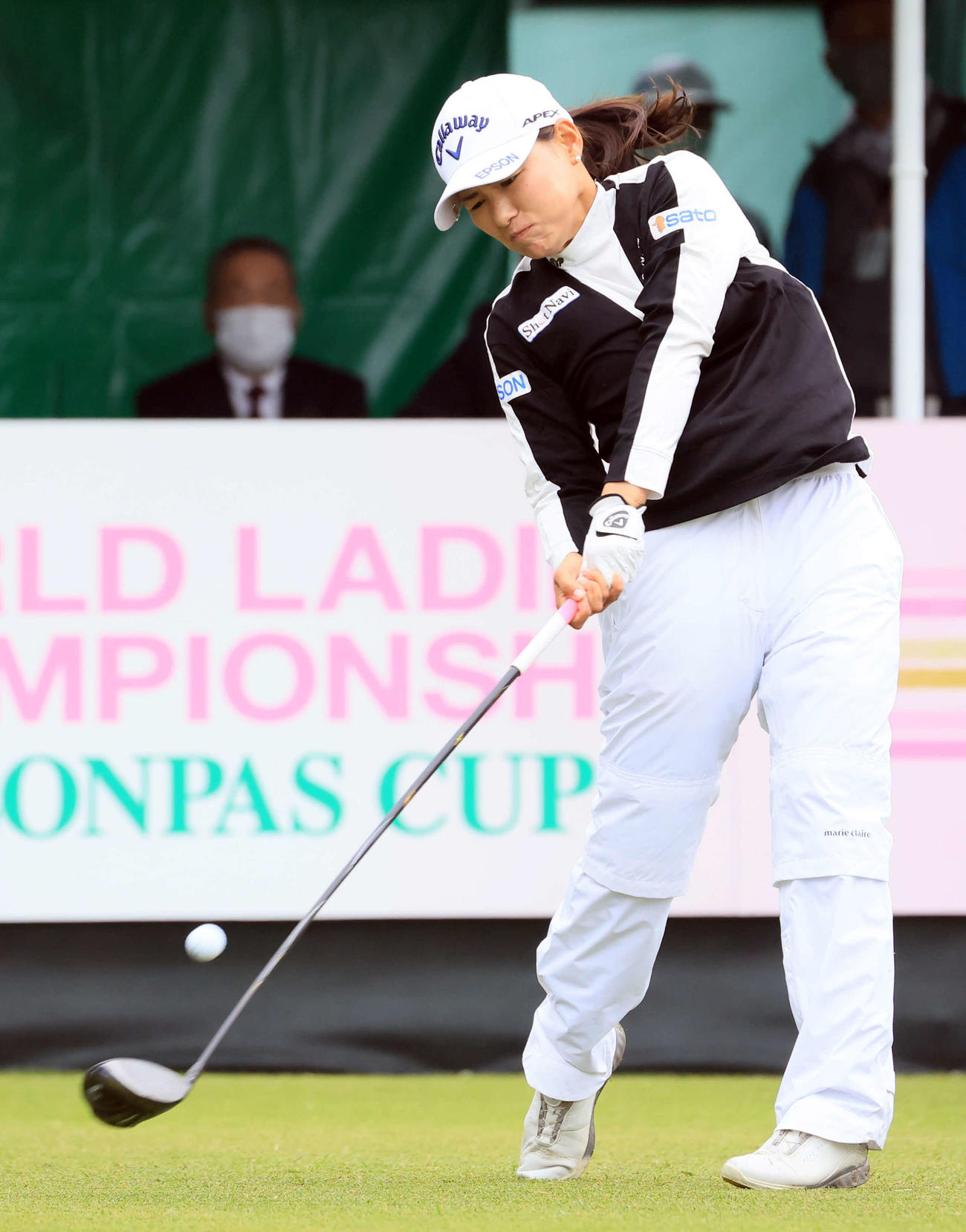 1番、ティーショットを放つ横峯（撮影・浅見桂子）