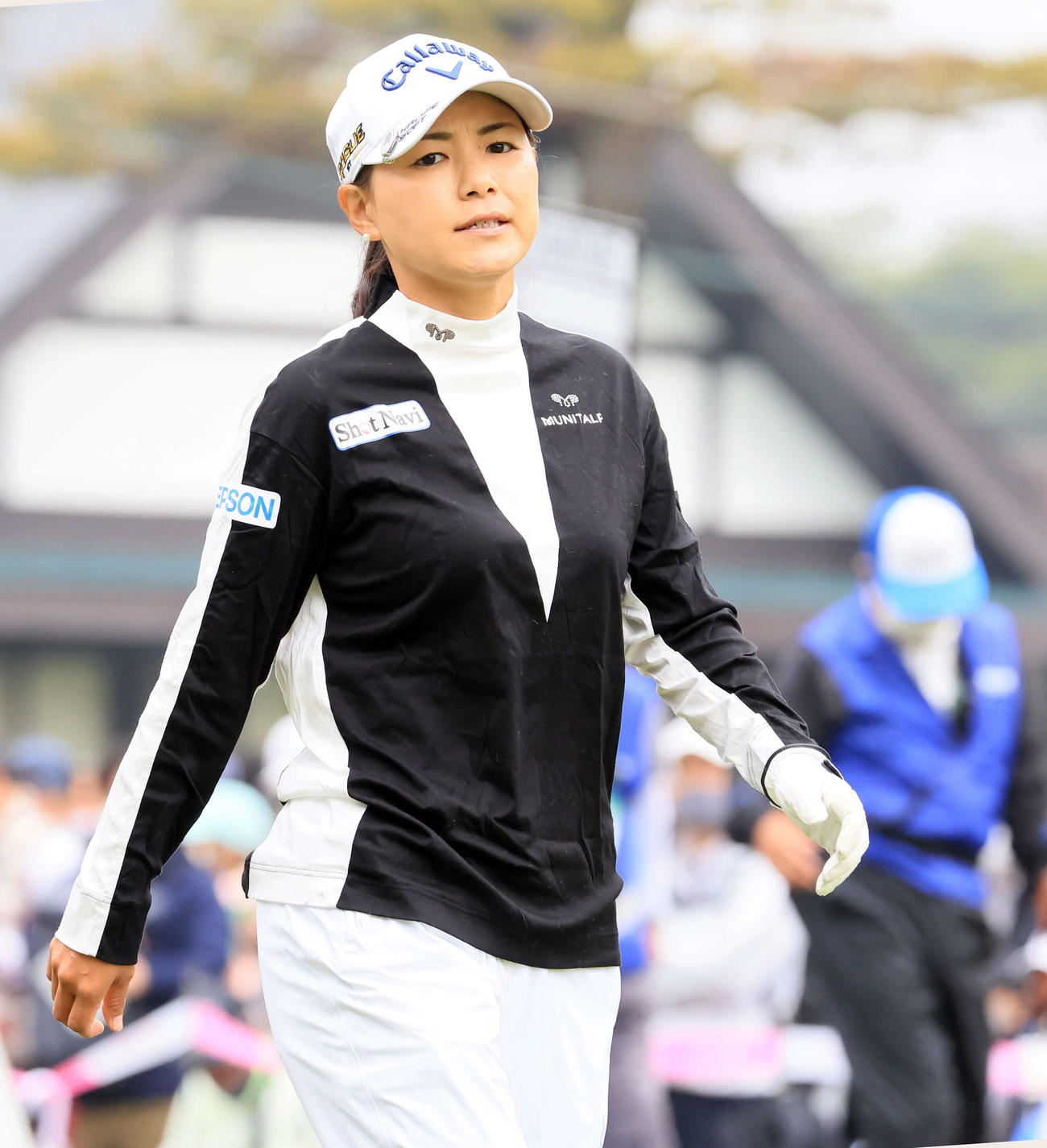 1番、ティーショットを放ち歩き出す横峯（撮影・浅見桂子）