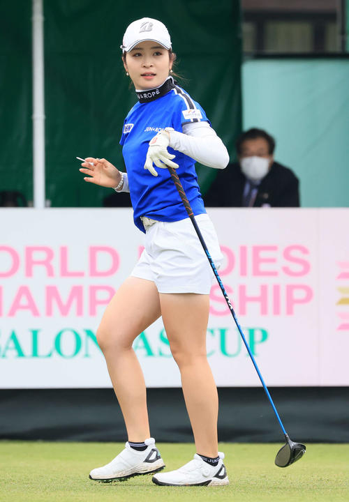 1番、ティーショットを放ち声援に手を上げる三ケ島（撮影・浅見桂子）
