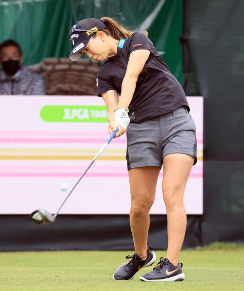 1番、ティーショットを放つ上田（撮影・浅見桂子）
