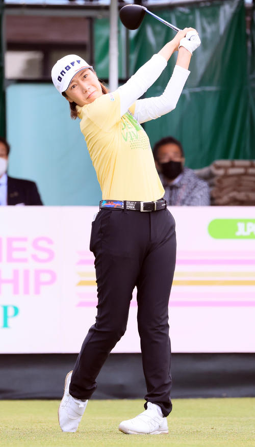 1番、ティーショットを放つ李知姫（撮影・浅見桂子）