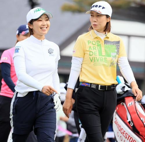 1番、ティーショット後、李知姫（右）と談笑しながら歩く葭葉（撮影・浅見桂子）