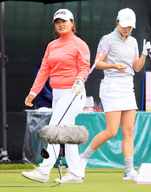 1番、ティーショットを放ち笑みを浮かべて戻る鈴木（撮影・浅見桂子）