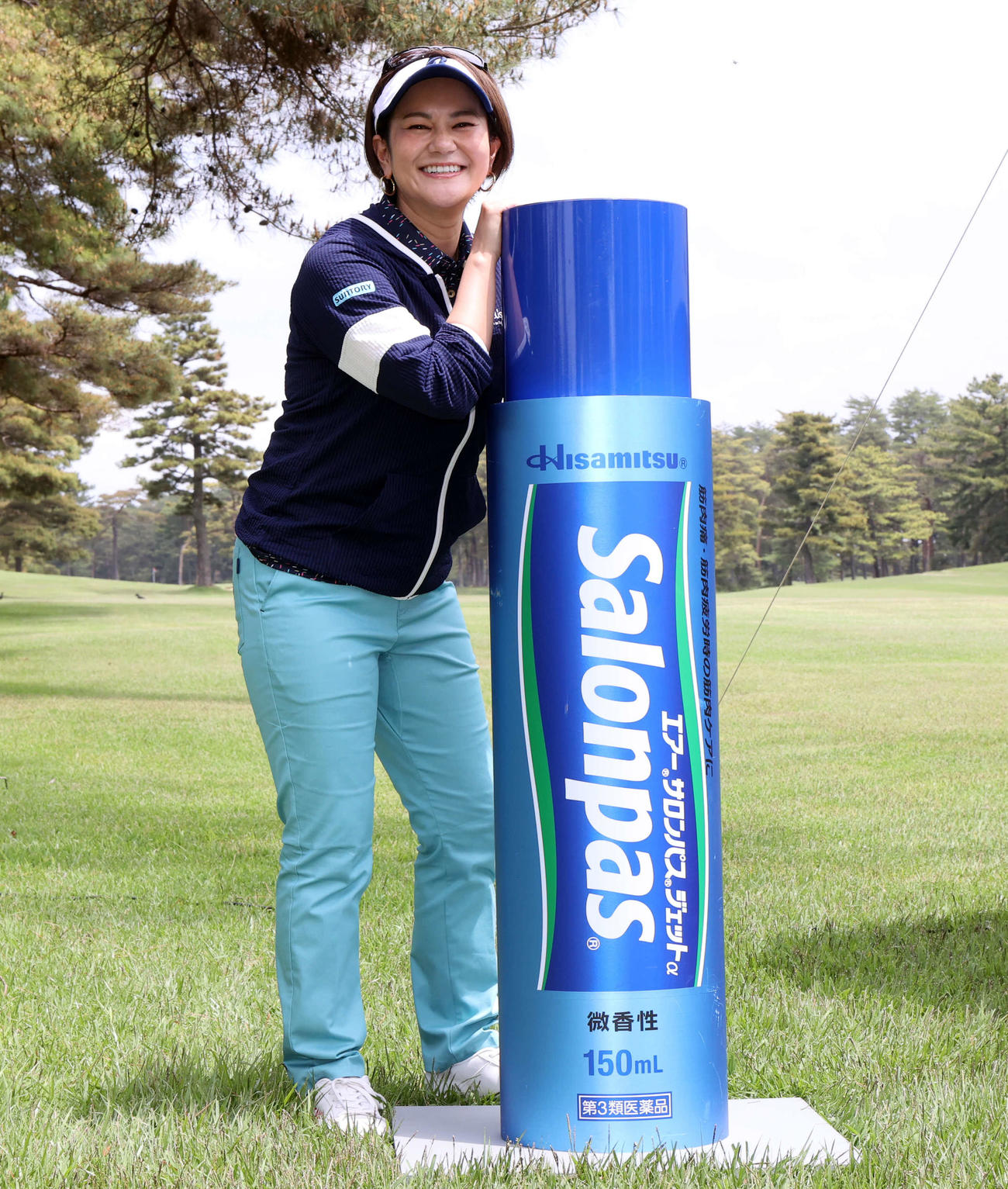 アンバサダーで登場した宮里藍さんは、エアーサロンパスの横で笑顔を見せる（撮影・浅見桂子）