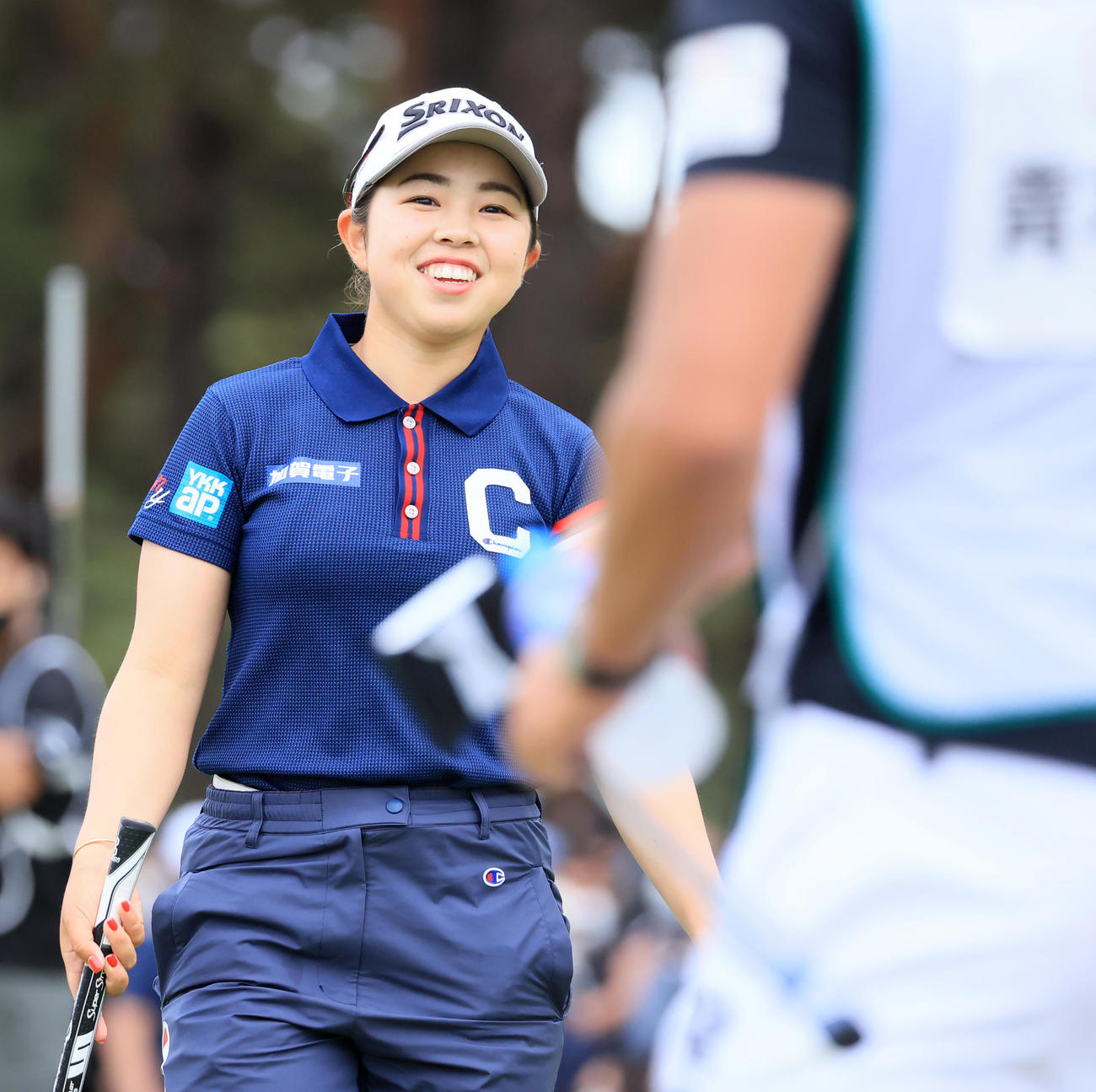 2位に6打差を付けて首位キープで18番を終えた山下は笑顔であいさつ（撮影・浅見桂子）