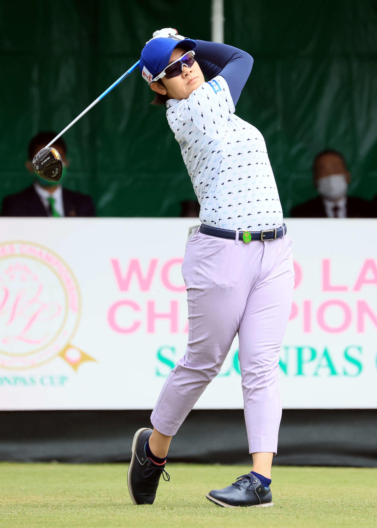 1番、ティーショットを放つ川岸（撮影・浅見桂子）
