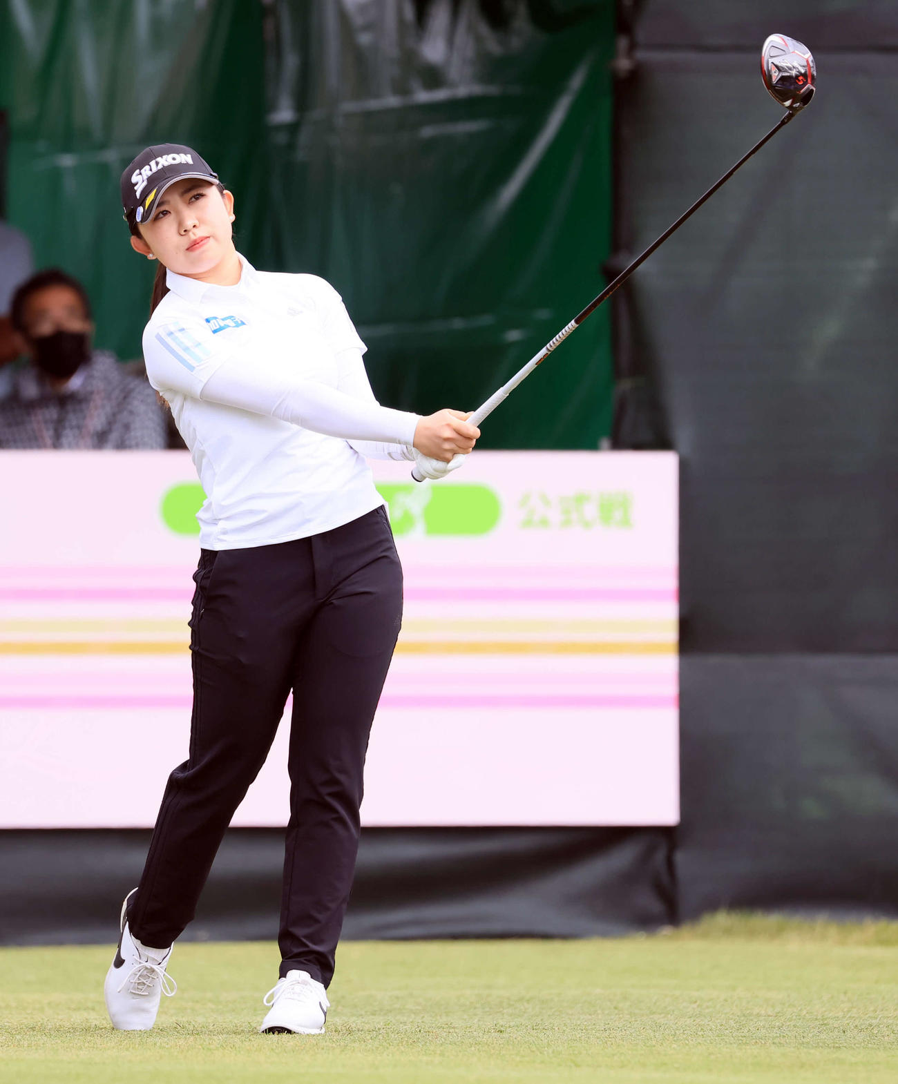 1番、ティーショットを放つ内田（撮影・浅見桂子）