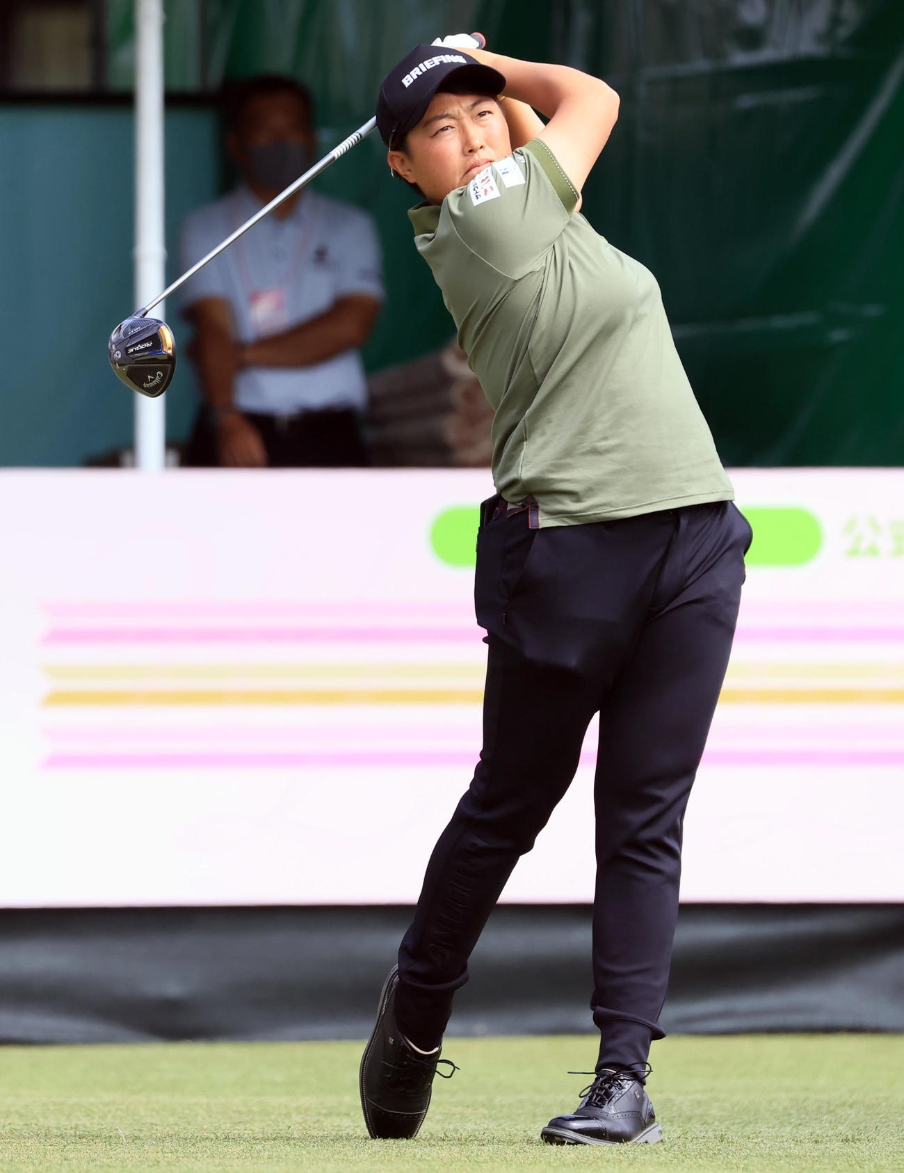1番、ティーショットを放つ工藤（撮影・浅見桂子）