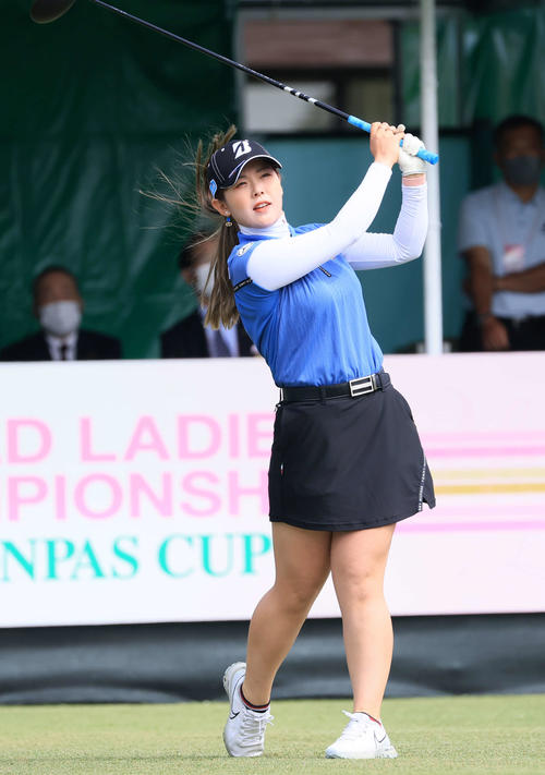 1番、ティーショットを放つ吉田（撮影・浅見桂子）